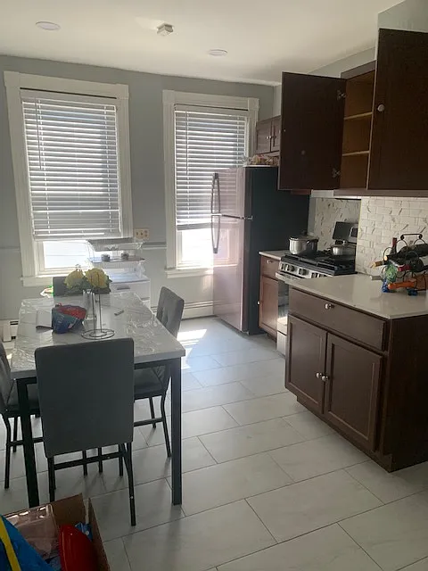3 bed, 1100 sqft, $2,650 — Photo 2