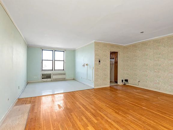 4th image of 141-05 Pershing Cres #402