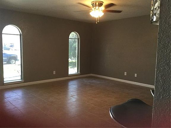 3rd image of 402 N Holiday Dr