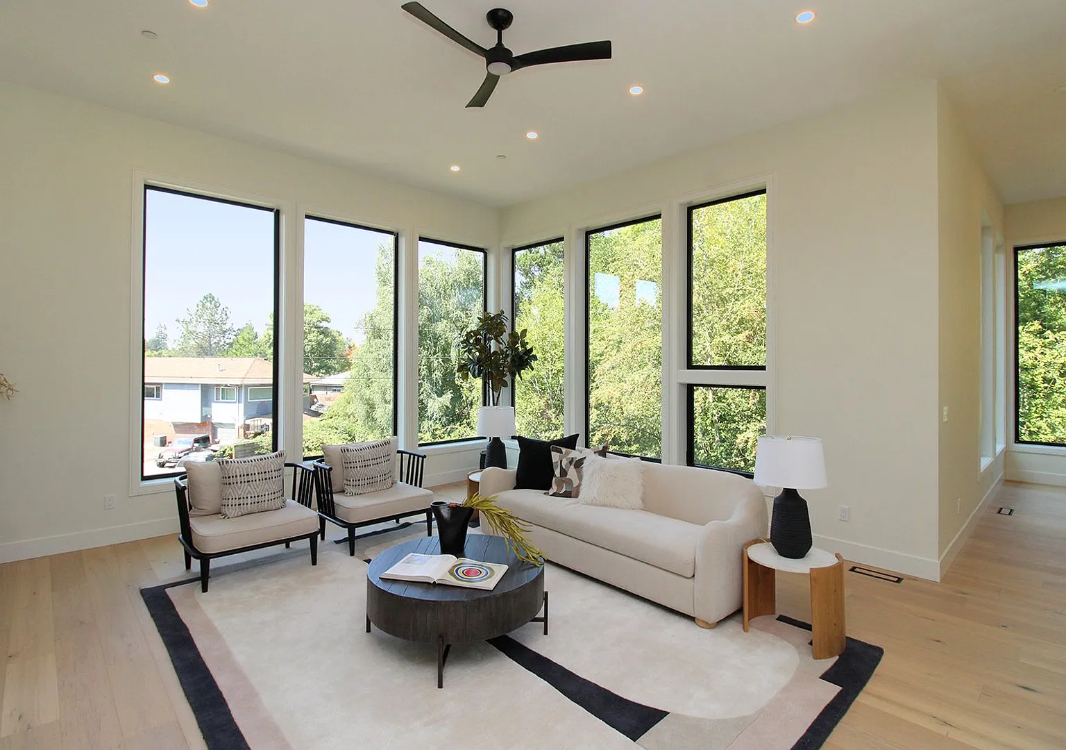 Stunning Brand New Contemporary Bridlemile Home - 4 Bed/4.5 Bath — Photo 4