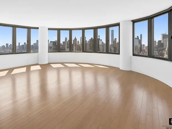 330 East 38th Street image 1 of 7