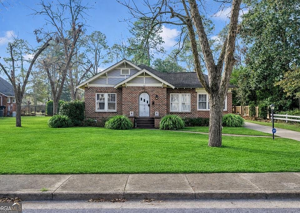 1st image of 812 E 14th Ave