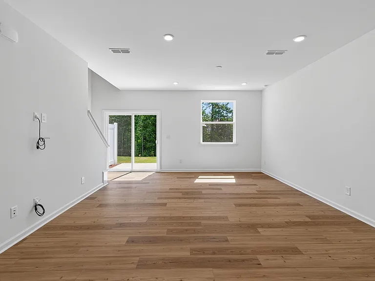 200 Parker Ln — Photo 9