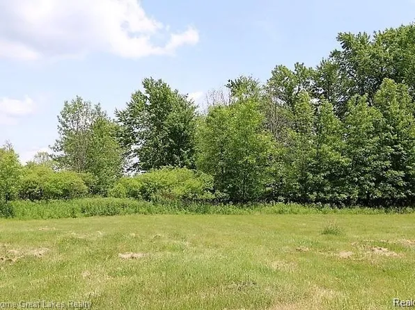 78 Westwood Dr, Grand Blanc, MI 48439