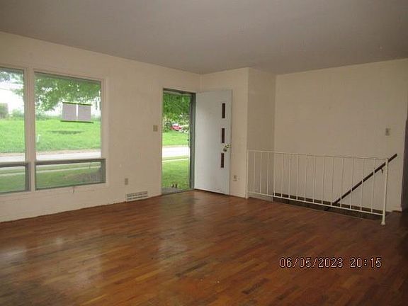 3rd image of 1703 Dakota St