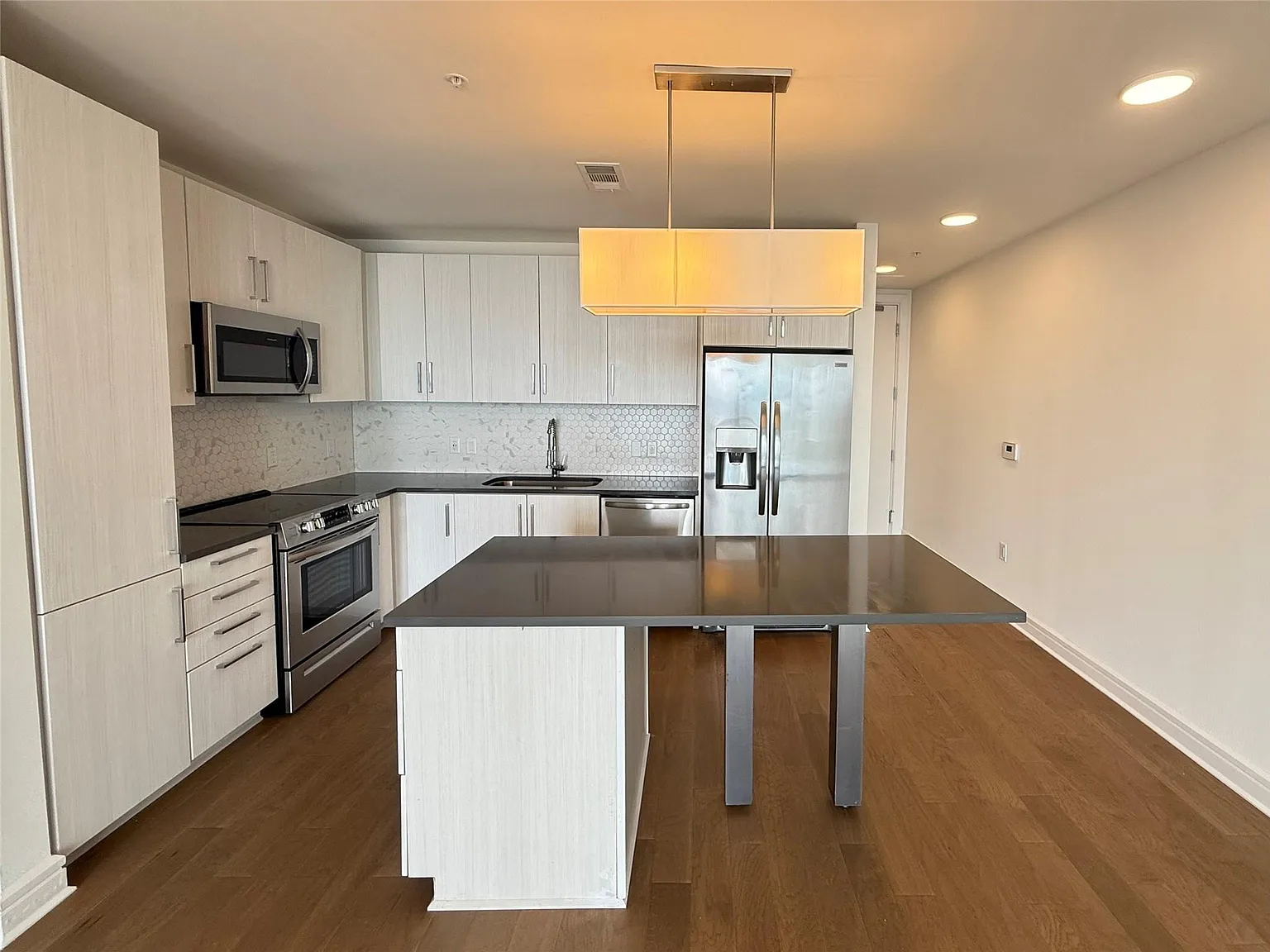 2 bed, 2.0 bath, 1335 sqft, $2,720 — Photo 2