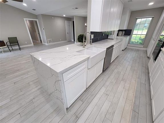 3rd image of 209 Meadowcreek Dr