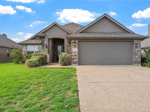 912 Edinburgh Dr, McGregor, TX 76657