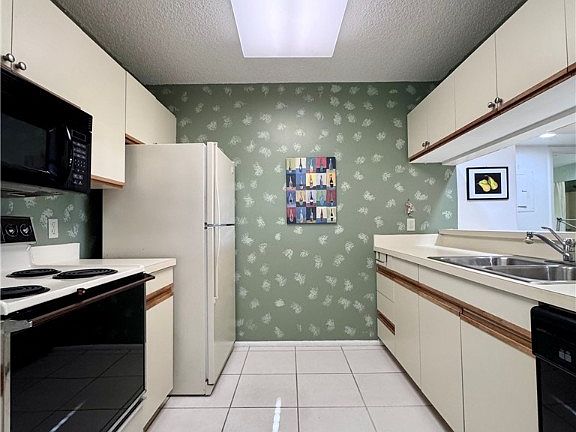 2nd image of 17 Plantation Dr APT 201