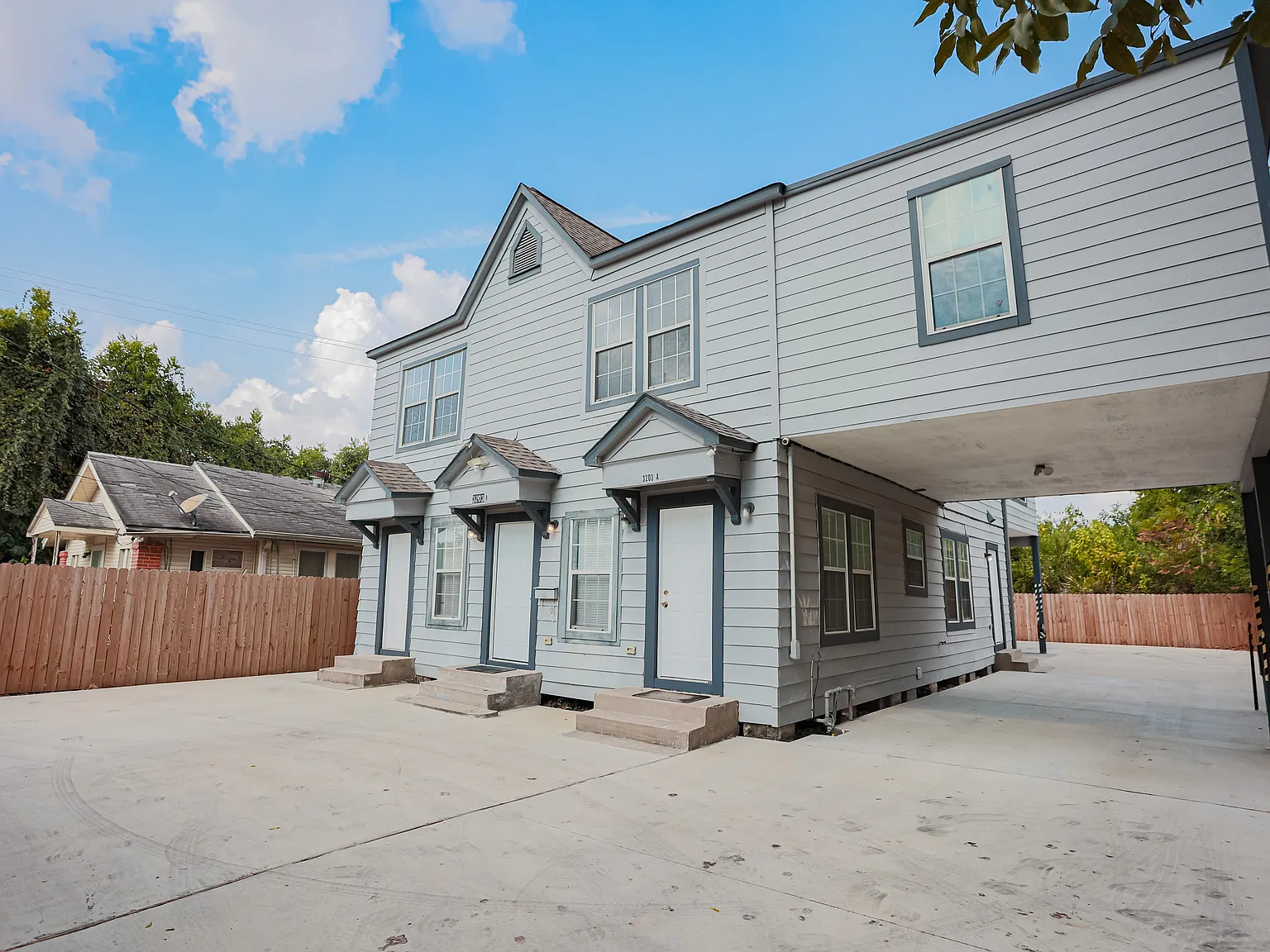 3203 Elgin St — Photo 2