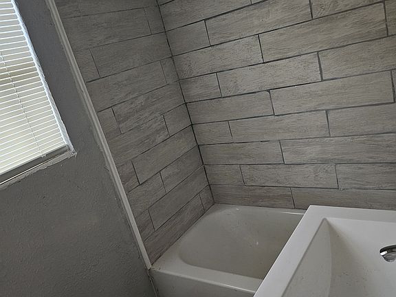 3rd image of 391 Clairmont Dr