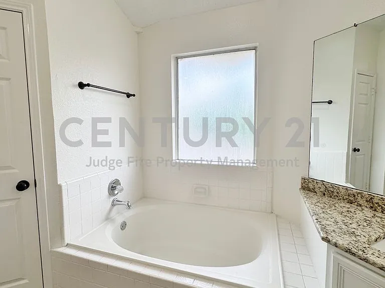 835 Rockett Ln — Photo 12