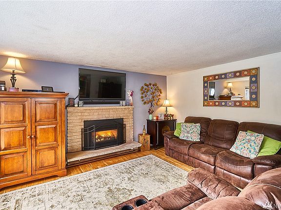 3rd image of 2703 Briarwood Ct N