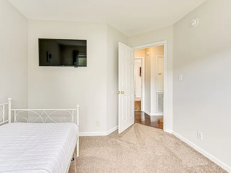 413 Caney Ln — Photo 18