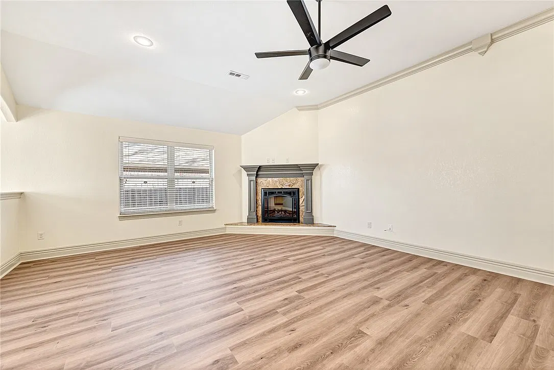 4 bed, 2.0 bath, 1856 sqft, $2,300 — Photo 4