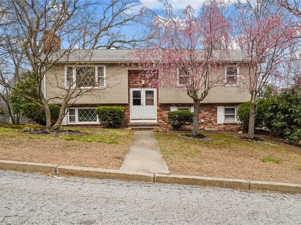 33 Hawthorn Cir, Woonsocket, RI 02895