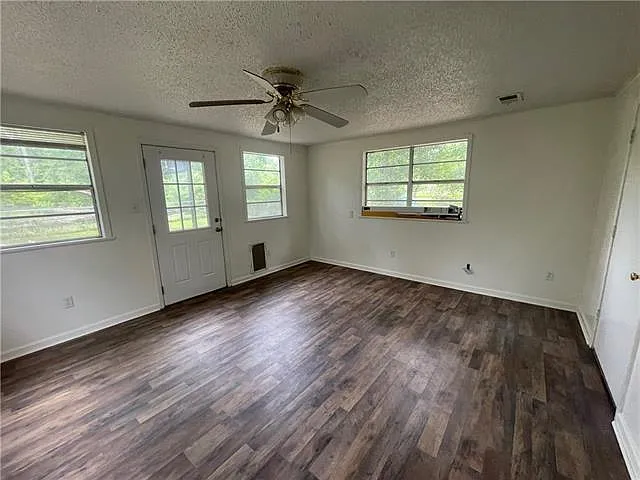 3 bed, 1.0 bath, 1298 sqft, $1,200 — Photo 2