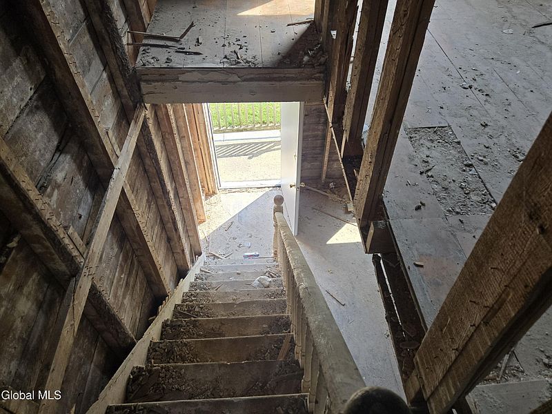 5th image of 21 Montcalm Avenue