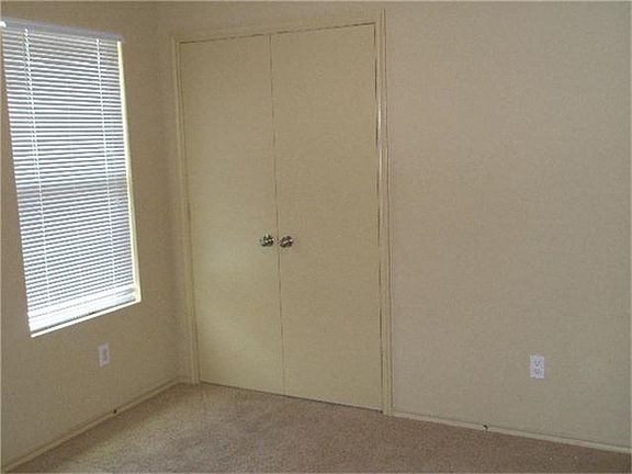 5th image of 959 Oak Terrace Dr