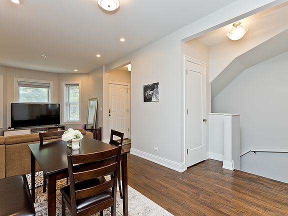 5th image of 856 N Hermitage Ave APT 1F