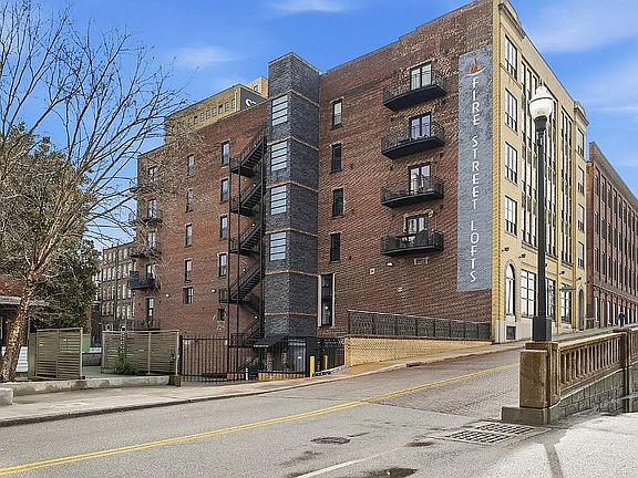 4th image of 220 W Jackson Ave #102