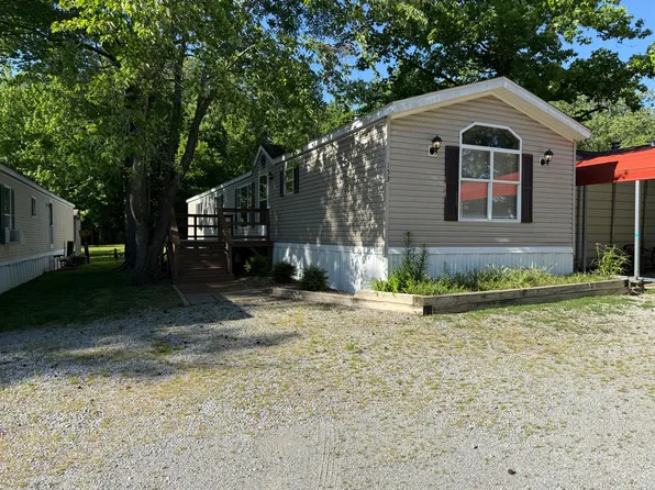 153 Oak Valley Dr, Carbondale, IL 62901