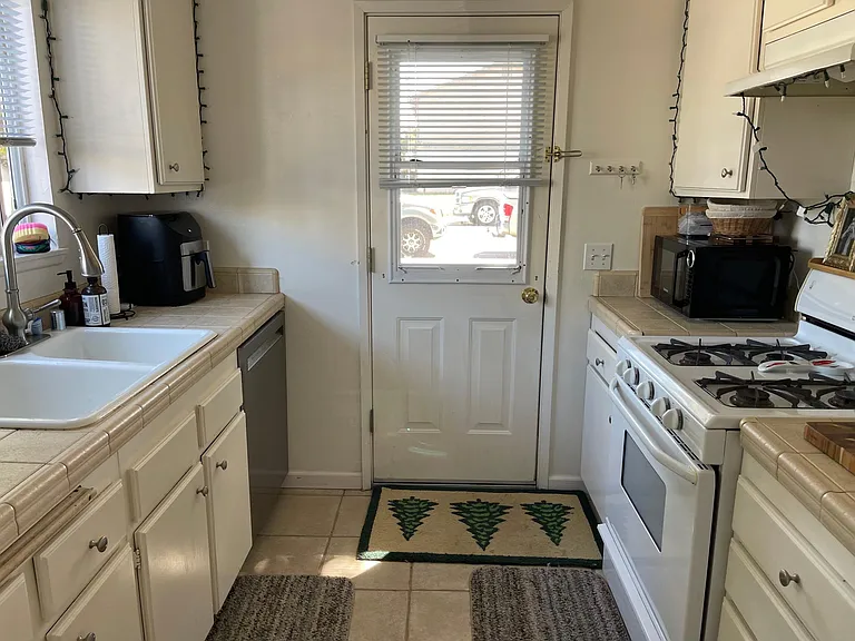 3190 Camellia Ct #D — Photo 6