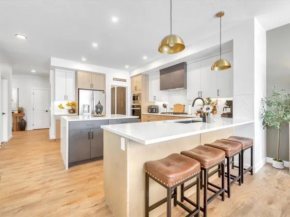 77 N Versant Point SW, Calgary, AB T2Z 0Z5