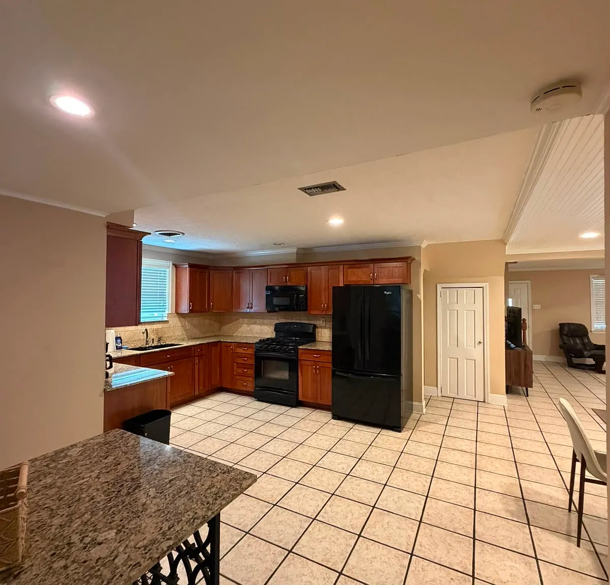 4 bed, 2205 sqft, $5,000 — Photo 3