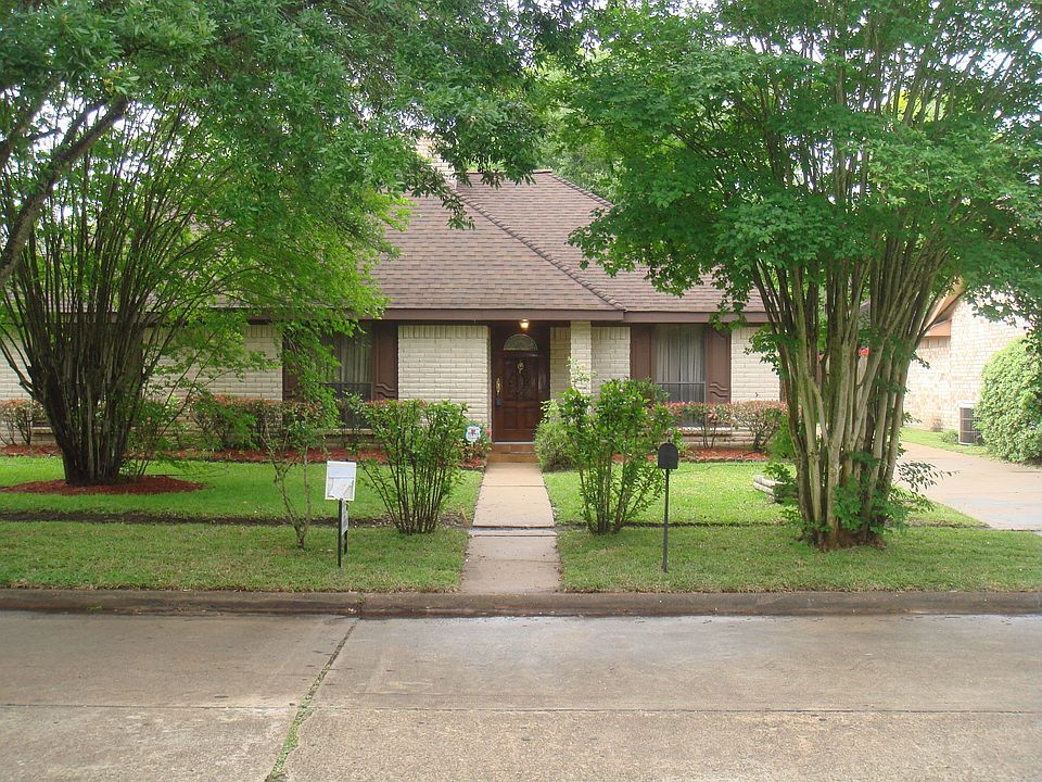 Brick all arround Perry Home
