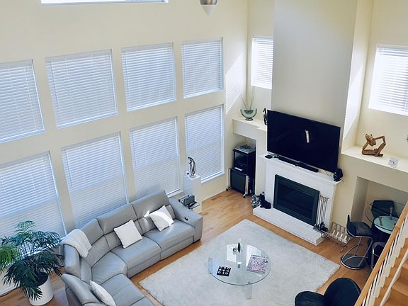 3rd image of 385 Hillview Dr