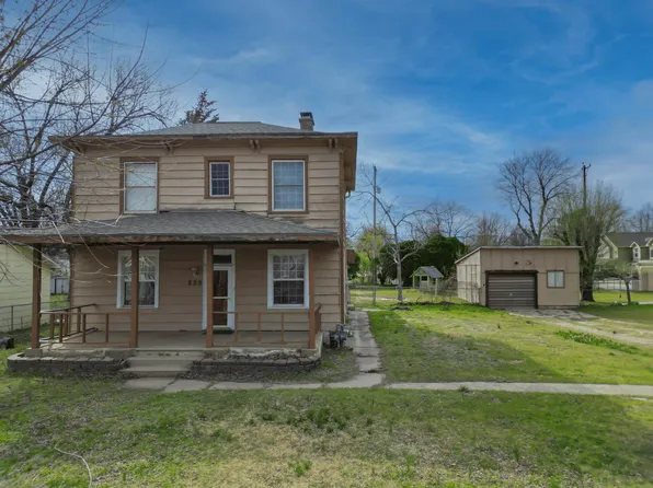 825 N 7th St, Arkansas City, KS 67005