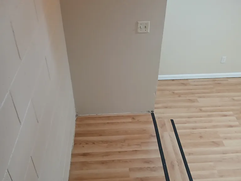711C S Poplar St — Photo 3