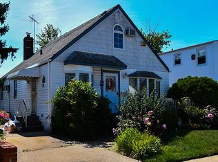 76-28 264th St, Glen Oaks, NY 11004