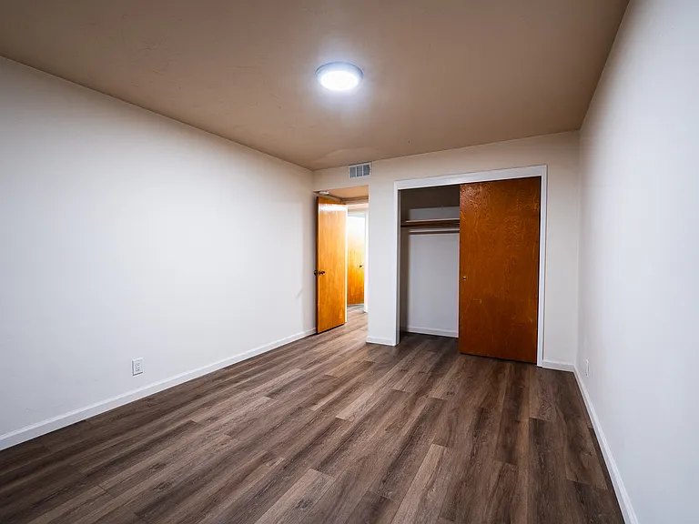 Bellevue Towers Apartments — Photo 11
