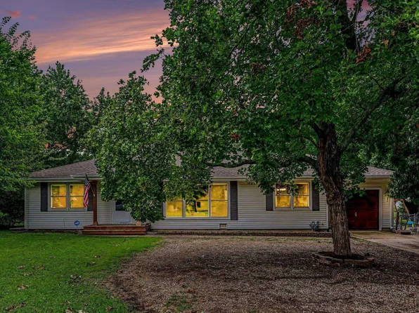 4305 SW 17th St, Topeka, KS 66604