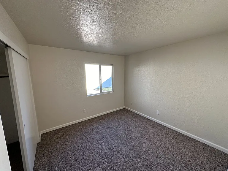 312 N Riverside Dr — Photo 14
