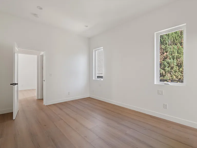10558 Encino Ave — Photo 15