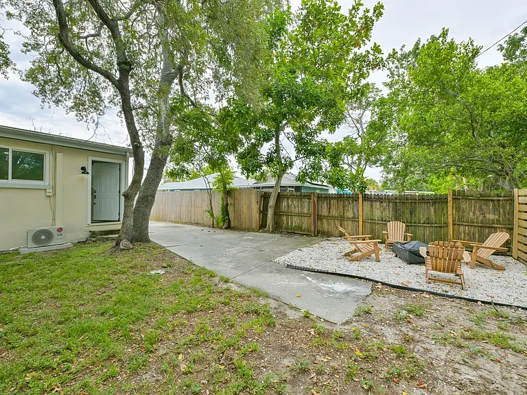 1161 Howard St — Photo 1