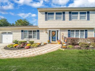 10 Munson St, Medford, NY 11763