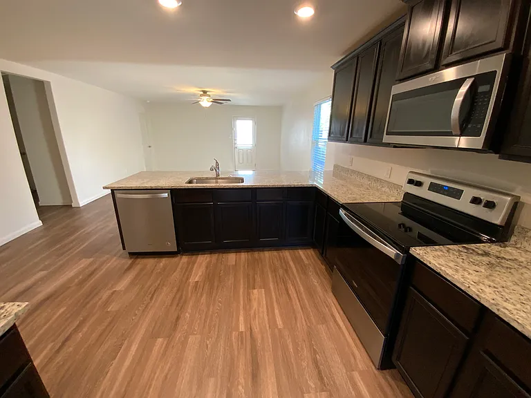 1024 Riverdale Cv — Photo 5