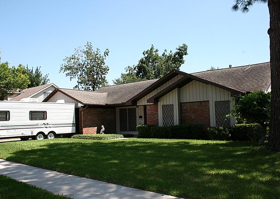 1st image of 821 Ivy Ave