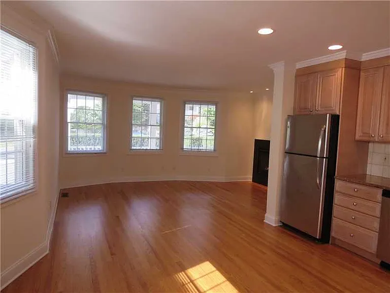 116 E Elm St #A — Photo 4