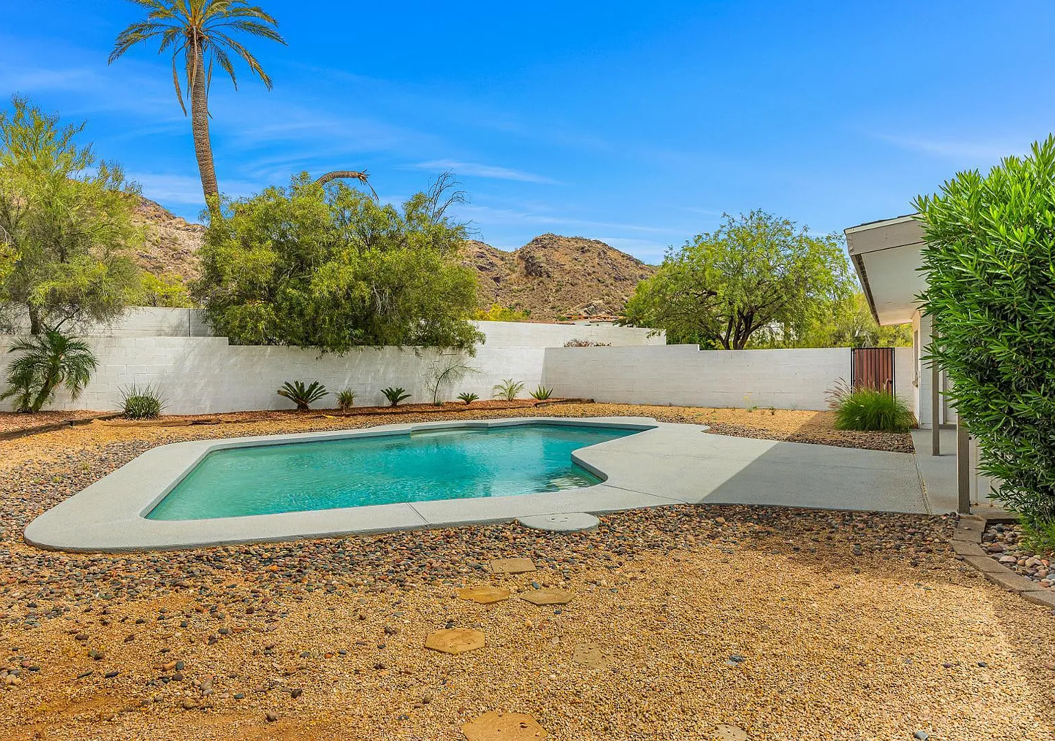 3 bed, 3.0 bath, 2704 sqft, $6,750 — Photo 3