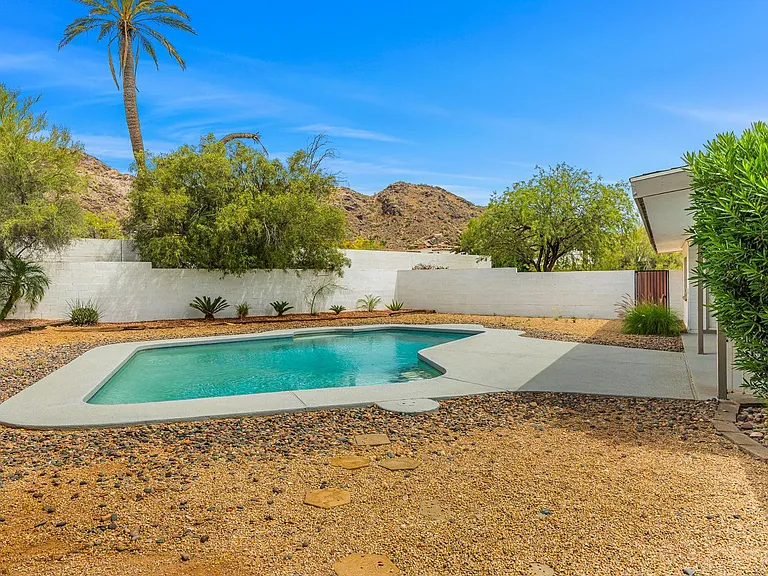 6724 N 58th Pl — Photo 3