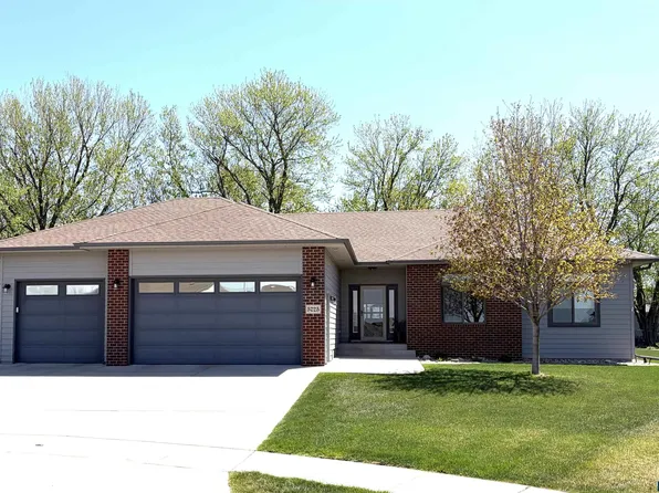 5725 E Meadow Oak Cir, Sioux Falls, SD 57110
