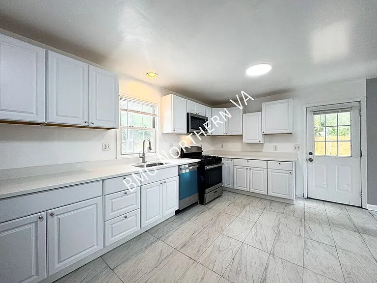 158 Baker St — Photo 12