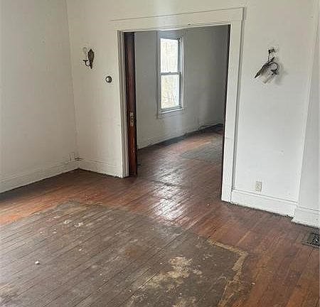 4th image of 201 Locust St
