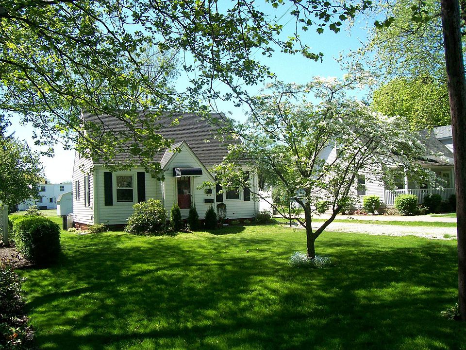 Front View Charming Cape Cod