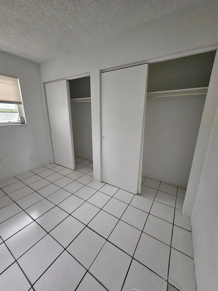Building Photo - 1150 NE 17th Ct #15